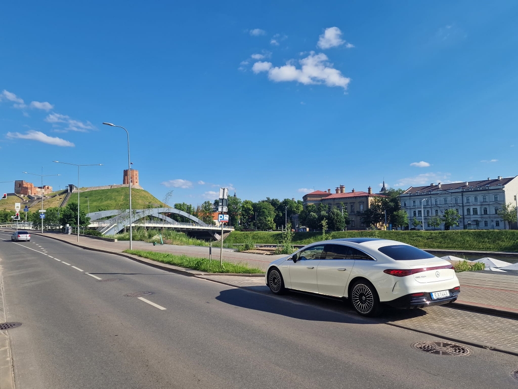Moderniu elektromobiliu kelionę iš Vilniaus iki pajūrio ir atgal žinomas žurnalistas įveikė be sustojimų